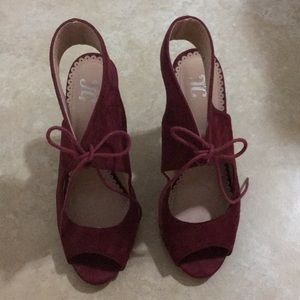 High heels with ankle tie